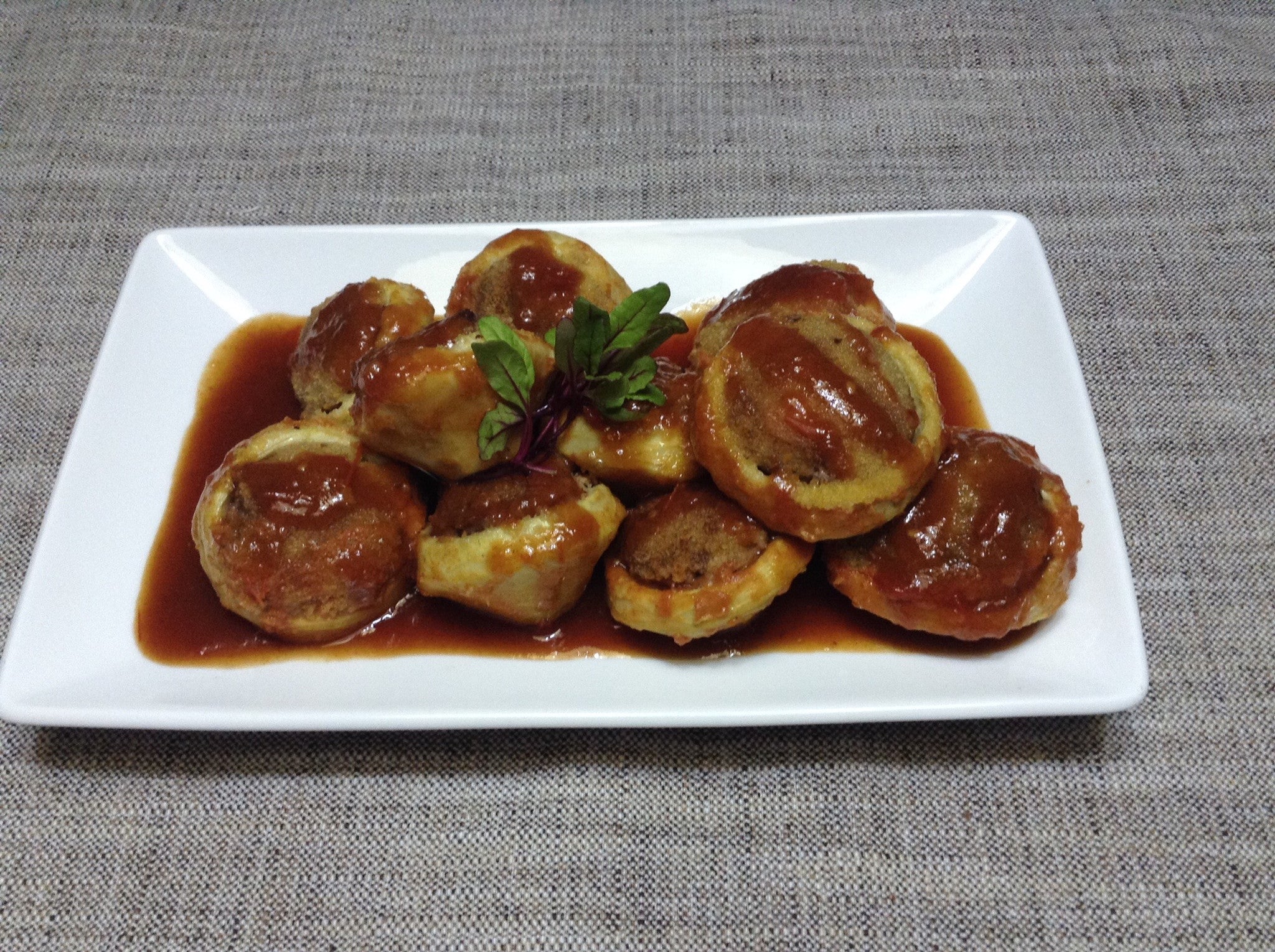 MEDIAS DE ALCACHOFAS RELLNAS DE CARNE EN SALSA DE JITOMATE