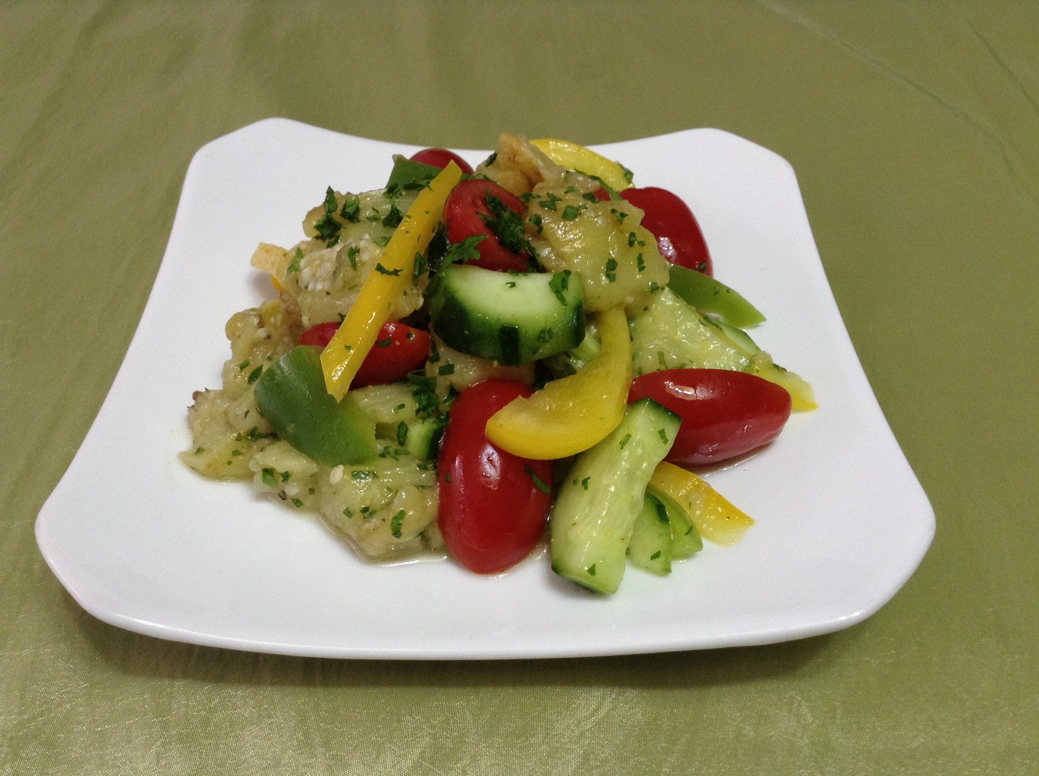 ENSALADA DE BERENJENA ASADA CON PIMIENTO Y JITOMATE