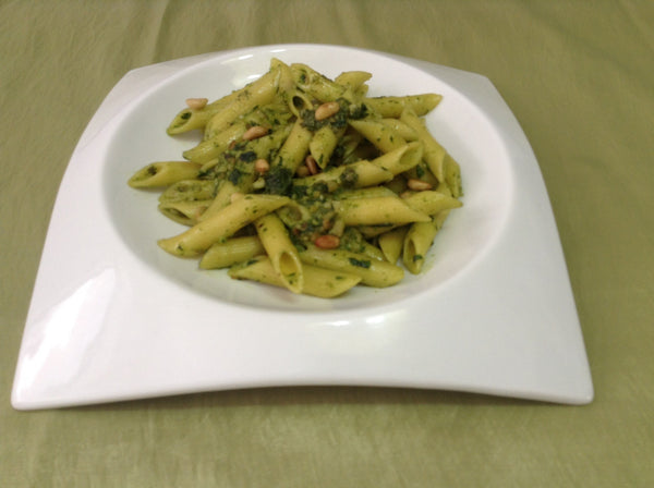 PASTA CORTA AL PESTO CON PI„ONES